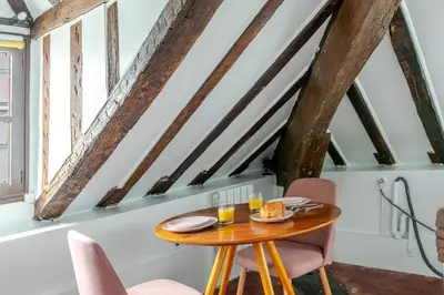 Coin salon dans l'établissement Studio sous les poutres à Paris