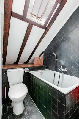 Salle de bains dans l'établissement Studio sous les poutres à Paris