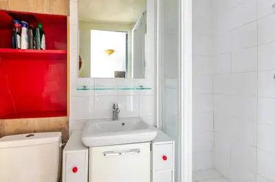 Salle de bains dans l'établissement Studio sous les poutres à Paris