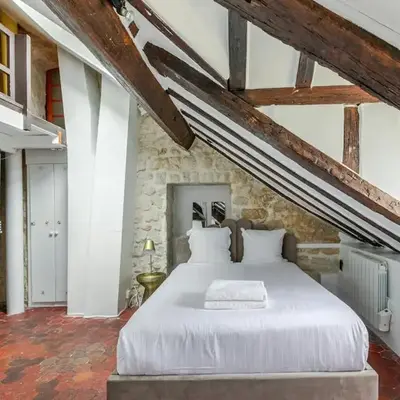 Studio sous les poutres à Paris