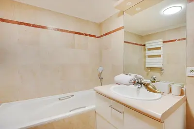 Salle de bains dans l'établissement Charmant studio au cœur de Levallois-Perret