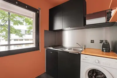 Cuisine ou kitchenette dans l'établissement Charmant studio au cœur de Levallois-Perret