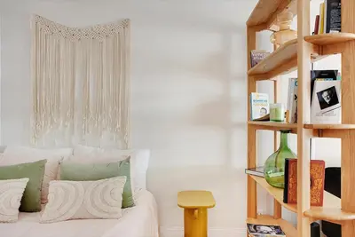 Bibliothèque dans l'appartement