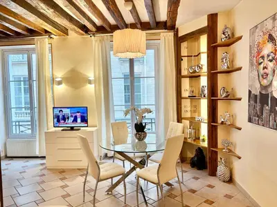 Télévision ou salle de divertissement dans l'établissement Appartement Central St Germain