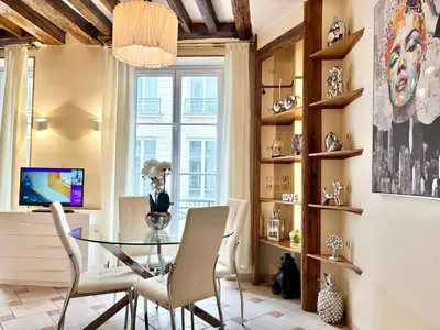 Télévision ou salle de divertissement dans l'établissement Appartement Central St Germain