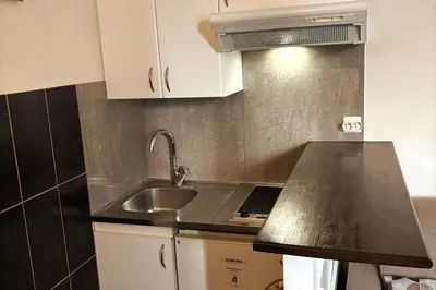 Cuisine ou kitchenette dans l'établissement Pleasant apt wagram neighborhood
