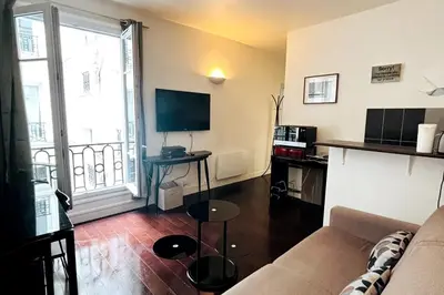 Télévision ou salle de divertissement dans l'établissement Pleasant apt wagram neighborhood