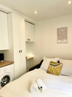Un ou plusieurs lits dans un hébergement de l'établissement Charming & bright studio apartment Heart of Paris 2 Le Marais