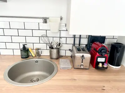 Cuisine ou kitchenette dans l'établissement Charming & bright studio apartment Heart of Paris 2 Le Marais