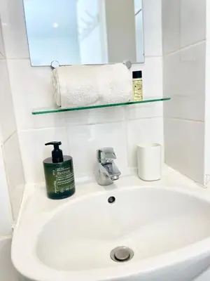 Salle de bains dans l'établissement Charming & bright studio apartment Heart of Paris 2 Le Marais