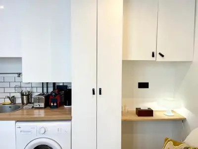Cuisine ou kitchenette dans l'établissement Charming & bright studio apartment Heart of Paris 2 Le Marais