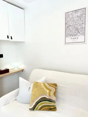 Un ou plusieurs lits dans un hébergement de l'établissement Charming & bright studio apartment Heart of Paris 2 Le Marais