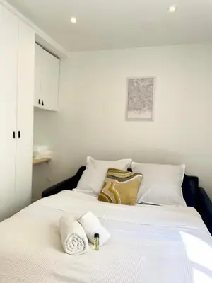 Un ou plusieurs lits dans un hébergement de l'établissement Charming & bright studio apartment Heart of Paris 2 Le Marais