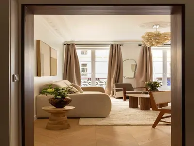 Coin salon dans l'établissement Elegant apartment - 2BR- 6P- Gare Saint Lazare, cleaning included