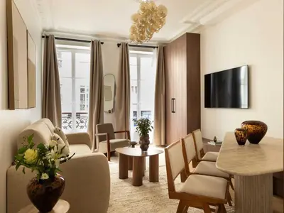 Télévision ou salle de divertissement dans l'établissement Elegant apartment - 2BR- 6P- Gare Saint Lazare, cleaning included