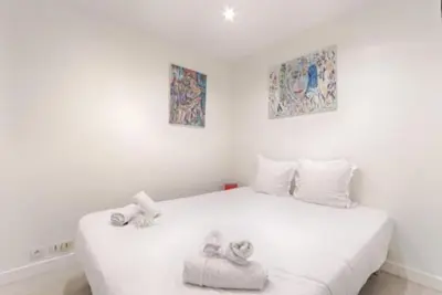 Un ou plusieurs lits dans un hébergement de l'établissement Bastille Republique Charming & Cosy Apartment 1BR