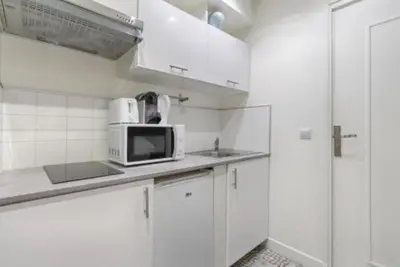 Cuisine ou kitchenette dans l'établissement Bastille Republique Charming & Cosy Apartment 1BR