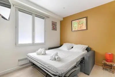 Un ou plusieurs lits dans un hébergement de l'établissement Bastille Republique Charming & Cosy Apartment 1BR