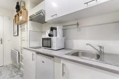 Cuisine ou kitchenette dans l'établissement Bastille Republique Charming & Cosy Apartment 1BR