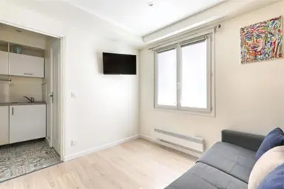 Télévision ou salle de divertissement dans l'établissement Bastille Republique Charming & Cosy Apartment 1BR