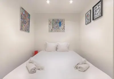Un ou plusieurs lits dans un hébergement de l'établissement Bastille Republique Charming & Cosy Apartment 1BR