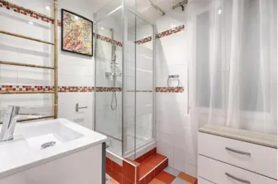Salle de bains dans l'établissement Bastille Republique Charming & Cosy Apartment 1BR