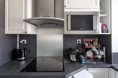 Cuisine ou kitchenette dans l'établissement Très bel Appartement Neuilly