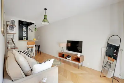 Télévision ou salle de divertissement dans l'établissement Appartement spacieux avec terrasse proche hôpital américain