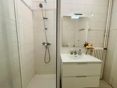 Salle de bains dans l'établissement Apart 300m to Arc de Triomphe