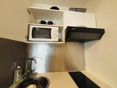 Cuisine ou kitchenette dans l'établissement Apart 300m to Arc de Triomphe