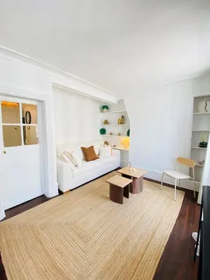 Coin salon dans l'établissement Elegant Montmartre Apartment Overlooking Paris Rooftops