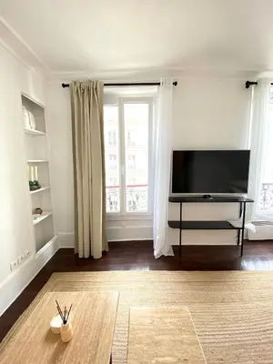 Télévision ou salle de divertissement dans l'établissement Elegant Montmartre Apartment Overlooking Paris Rooftops