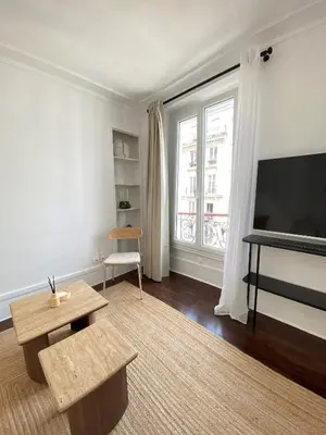 Télévision ou salle de divertissement dans l'établissement Elegant Montmartre Apartment Overlooking Paris Rooftops