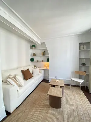 Coin salon dans l'établissement Elegant Montmartre Apartment Overlooking Paris Rooftops