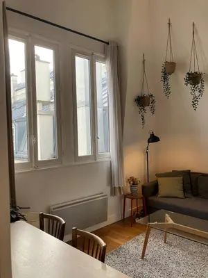 Coin salon dans l'établissement Joli appartement dans le centre de Paris