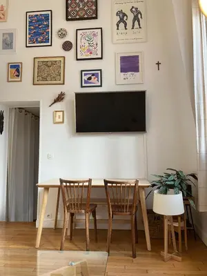 Télévision ou salle de divertissement dans l'établissement Joli appartement dans le centre de Paris