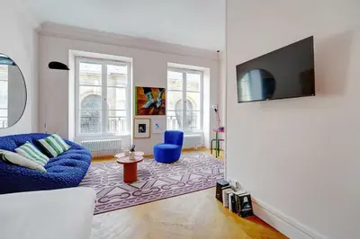 Télévision ou salle de divertissement dans l'établissement Spacious Studio - 2P 43m² - Montorgueil Louvre