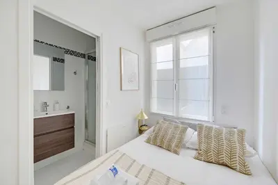 Salle de bains dans l'établissement Cosy Apartment -1BR-2P- Suresnes