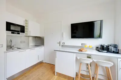 Cuisine ou kitchenette dans l'établissement Cosy Apartment -1BR-2P- Suresnes