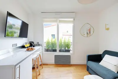 Télévision ou salle de divertissement dans l'établissement Cosy Apartment -1BR-2P- Suresnes