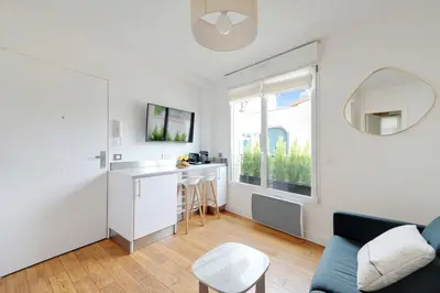 Télévision ou salle de divertissement dans l'établissement Cosy Apartment -1BR-2P- Suresnes