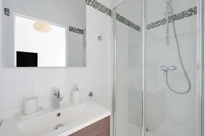 Salle de bains dans l'établissement Cosy Apartment -1BR-2P- Suresnes