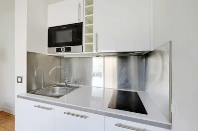 Cuisine ou kitchenette dans l'établissement Cosy Apartment -1BR-2P- Suresnes