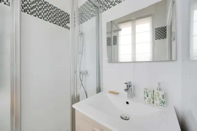 Salle de bains dans l'établissement Appartement Moderne - 1BR-4P - Suresnes