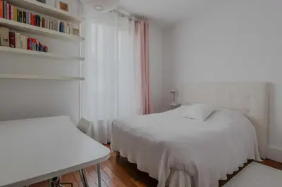 Un ou plusieurs lits dans un hébergement de l'établissement Magnificent apartment- 2BR 4P- Near Sacré-Cœur