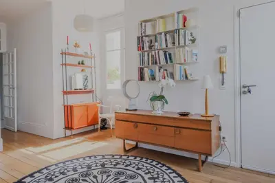 Bibliothèque dans l'appartement