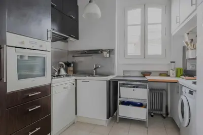 Cuisine ou kitchenette dans l'établissement Magnificent apartment- 2BR 4P- Near Sacré-Cœur