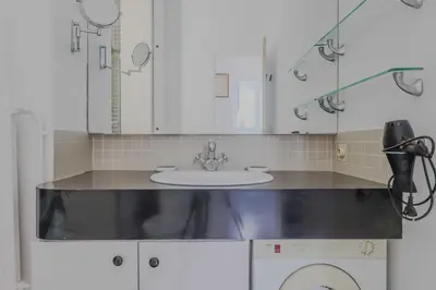 Salle de bains dans l'établissement Magnificent apartment- 2BR 4P- Near Sacré-Cœur