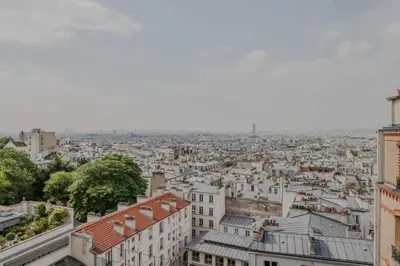 Vue générale sur Paris ou vue de la ville depuis l'appartement