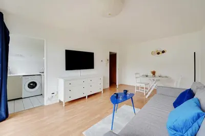 Télévision ou salle de divertissement dans l'établissement Modern studio - 2P - Levallois-Perret